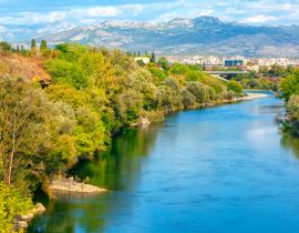 Lais Puzzle - Blick auf den Fluss Moraca und die Berge in Podgorica Montenegro - 40, 100, 200, 500, 1.000 & 2.000 Teile