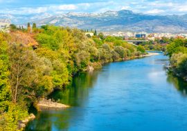 Lais Puzzle - Blick auf den Fluss Moraca und die Berge in Podgorica Montenegro - 1.000 Teile