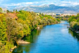 Lais Puzzle - Blick auf den Fluss Moraca und die Berge in Podgorica Montenegro - 2.000 Teile