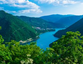 Lais Puzzle - Sommerlandschaft des Sees und des Flusses Piva zwischen hohen grünen Bergen bei Pluzine. Montenegro - 40, 100, 200, 500, 1.000 & 2.000 Teile