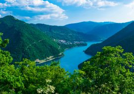Lais Puzzle - Sommerlandschaft des Sees und des Flusses Piva zwischen hohen grünen Bergen bei Pluzine. Montenegro - 1.000 Teile