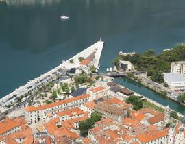 Lais Puzzle - Blick von oben auf die alten Häuser der Stadt und die Uferpromenade an einem Sommertag. Kotor. Montenegro - 40, 100, 200, 500, 1.000 & 2.000 Teile