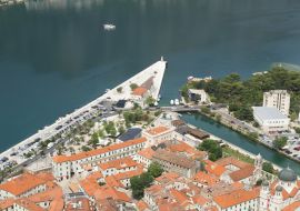 Lais Puzzle - Blick von oben auf die alten Häuser der Stadt und die Uferpromenade an einem Sommertag. Kotor. Montenegro - 1.000 Teile