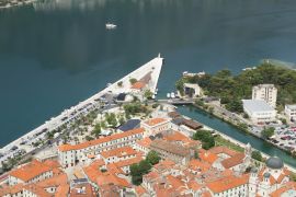 Lais Puzzle - Blick von oben auf die alten Häuser der Stadt und die Uferpromenade an einem Sommertag. Kotor. Montenegro - 2.000 Teile