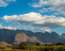Lais Puzzle - Eine Bergkette erhebt sich über einer üppigen grünen Vegetation in Mosambik, Afrika - 40, 100, 200, 500, 1.000 & 2.000 Teile