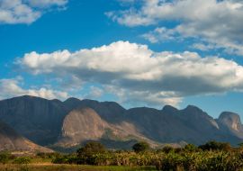 Lais Puzzle - Eine Bergkette erhebt sich über einer üppigen grünen Vegetation in Mosambik, Afrika - 1.000 Teile