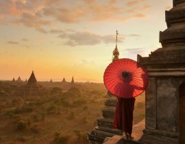 Lais Puzzle - Mönch entspannt sich in einem alten Tempel bei Sonnenuntergang, Bagan Myanmar - 40, 100, 200, 500, 1.000 & 2.000 Teile