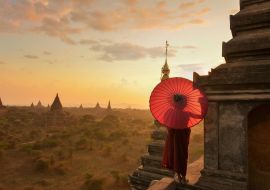 Lais Puzzle - Mönch entspannt sich in einem alten Tempel bei Sonnenuntergang, Bagan Myanmar - 1.000 Teile