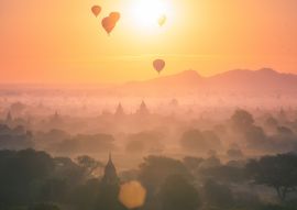 Lais Puzzle - Heißluftballon über der Ebene und der Pagode von Bagan am nebligen Morgen - 100, 200, 500, 1.000 & 2.000 Teile