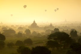 Lais Puzzle - Heißluftballons fliegen über die Pagode alten Stadt Feld auf Silhouette Sonnenaufgang Szene in Bagan Myanmar - 2.000 Teile
