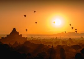 Lais Puzzle - Schöner Sonnenaufgang und Heißluftballons über alte Pagode in Bagan ist altes Königreich in der Vergangenheit, Myanmar - 1.000 Teile