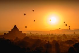Lais Puzzle - Schöner Sonnenaufgang und Heißluftballons über alte Pagode in Bagan ist altes Königreich in der Vergangenheit, Myanmar - 2.000 Teile