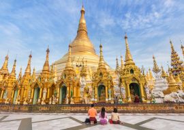 Lais Puzzle - Familie burmesischen Menschen beten Respekt vor Shwedagon große goldene Pagode heiligsten buddhistischen Pagode in Rangun, Myanmar (Burma) - 1.000 Teile