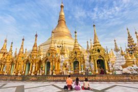 Lais Puzzle - Familie burmesischen Menschen beten Respekt vor Shwedagon große goldene Pagode heiligsten buddhistischen Pagode in Rangun, Myanmar (Burma) - 2.000 Teile