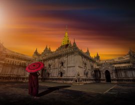 Lais Puzzle - Asiatischer junger Mönch mit rotem Schirm am Ananda-Tempel bei Sonnenuntergang in Bagan, Myanmar - 40, 100, 200, 500, 1.000 & 2.000 Teile