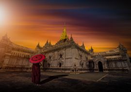 Lais Puzzle - Asiatischer junger Mönch mit rotem Schirm am Ananda-Tempel bei Sonnenuntergang in Bagan, Myanmar - 1.000 Teile