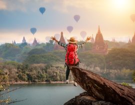 Lais Puzzle - Frau Reisende sitzt auf Stein Freiheit Hände oben beobachten und genießen mit Bagan Pagode Landschaft in Mandalay Myanmar - 40, 100, 200, 500, 1.000 & 2.000 Teile