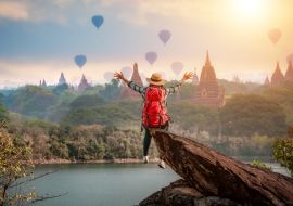 Lais Puzzle - Frau Reisende sitzt auf Stein Freiheit Hände oben beobachten und genießen mit Bagan Pagode Landschaft in Mandalay Myanmar - 1.000 Teile