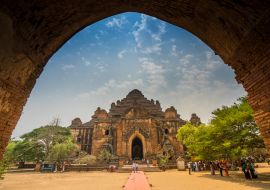 Lais Puzzle - Architektonischer Bogen am Eingang des Dhammayangyi-Tempels, eines buddhistischen Tempels in Bagan, Myanmar. Der größte aller Tempel in Bagan - 1.000 Teile