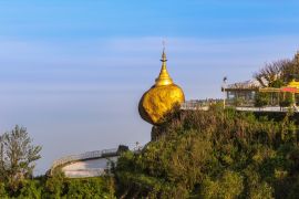 Lais Puzzle - Kyaikhtiyo-Pagode oder Goldener Felsen, die wichtigste buddhistische Pilgerstätte im Mon-Staat, Myanmar, am Morgen - 2.000 Teile