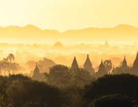 Lais Puzzle - Malerischer, nebliger Sonnenaufgang über Bagan in Myanmar. Bagan ist eine alte Stadt mit Tausenden von historischen buddhistischen Tempeln und Stupas - 40, 100, 200, 500, 1.000 & 2.000 Teile