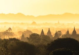 Lais Puzzle - Malerischer, nebliger Sonnenaufgang über Bagan in Myanmar. Bagan ist eine alte Stadt mit Tausenden von historischen buddhistischen Tempeln und Stupas - 1.000 Teile