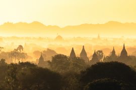 Lais Puzzle - Malerischer, nebliger Sonnenaufgang über Bagan in Myanmar. Bagan ist eine alte Stadt mit Tausenden von historischen buddhistischen Tempeln und Stupas - 2.000 Teile