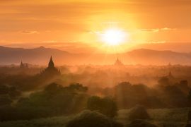 Lais Puzzle - Sonnenuntergang Landschaft Blick mit Silhouetten der alten Bagan-Tempel, in Bagan Archaeological Zone Bagan Mandalay Myanmar (Burma) - 2.000 Teile