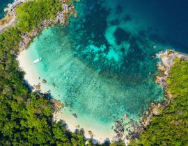 Lais Puzzle - Luftaufnahme Drohne Schuss Ozean Wellen, Schöne tropische Strand und felsigen Küstenlinie und schönen Wald. Nga Khin Nyo Gyee Insel Myanmar. Tropische Meere und Inseln im Süden Myanmars - 40, 100, 200, 500, 1.000 & 2.000 Teile
