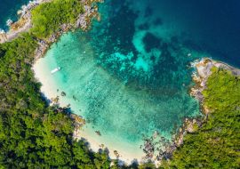 Lais Puzzle - Luftaufnahme Drohne Schuss Ozean Wellen, Schöne tropische Strand und felsigen Küstenlinie und schönen Wald. Nga Khin Nyo Gyee Insel Myanmar. Tropische Meere und Inseln im Süden Myanmars - 1.000 Teile