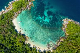 Lais Puzzle - Luftaufnahme Drohne Schuss Ozean Wellen, Schöne tropische Strand und felsigen Küstenlinie und schönen Wald. Nga Khin Nyo Gyee Insel Myanmar. Tropische Meere und Inseln im Süden Myanmars - 2.000 Teile