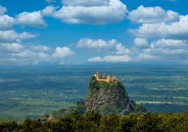 Lais Puzzle - Mt.Popa os Mount Popa Myanmar, Schöne buddhistische burmesische Wahrzeichen Tempel alte Gebäude Architektur in asiatischen, burmesischen Mythologie Geist dieser Ort ist der alte Vulkan, Mandalay, Myanmar, Asien - 1.000 Teile
