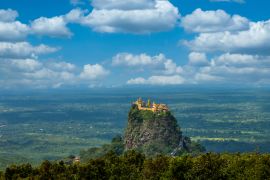 Lais Puzzle - Mt.Popa os Mount Popa Myanmar, Schöne buddhistische burmesische Wahrzeichen Tempel alte Gebäude Architektur in asiatischen, burmesischen Mythologie Geist dieser Ort ist der alte Vulkan, Mandalay, Myanmar, Asien - 2.000 Teile