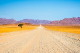 Lais Puzzle - Schotterstraße durch die farbenfrohe Namib-Wüste, im majestätischen Namib Naukluft National Park - 2.000 Teile