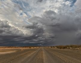 Lais Puzzle - Schotterstraße mit stürmischem Himmel, auf dem Weg in die Wüste Namibias. Sossuvlei - 40, 100, 200, 500, 1.000 & 2.000 Teile