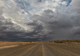 Lais Puzzle - Schotterstraße mit stürmischem Himmel, auf dem Weg in die Wüste Namibias. Sossuvlei - 1.000 Teile