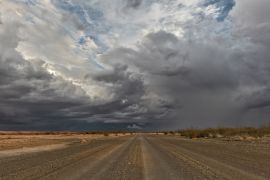 Lais Puzzle - Schotterstraße mit stürmischem Himmel, auf dem Weg in die Wüste Namibias. Sossuvlei - 2.000 Teile