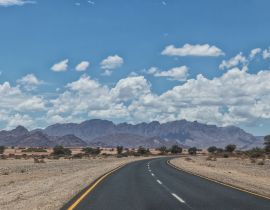 Lais Puzzle - Asphaltstraße mit Bergen am Horizont, Namibia - 40, 100, 200, 500, 1.000 & 2.000 Teile