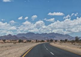 Lais Puzzle - Asphaltstraße mit Bergen am Horizont, Namibia - 1.000 Teile