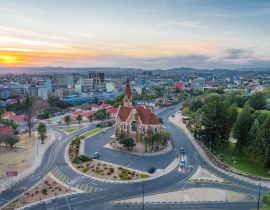 Lais Puzzle - Luftaufnahme des historischen Wahrzeichens, der Christuskirche, bei Sonnenuntergang in Windhoek, der Hauptstadt und größten Stadt Namibias - 40, 100, 200, 500, 1.000 & 2.000 Teile