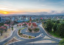 Lais Puzzle - Luftaufnahme des historischen Wahrzeichens, der Christuskirche, bei Sonnenuntergang in Windhoek, der Hauptstadt und größten Stadt Namibias - 1.000 Teile