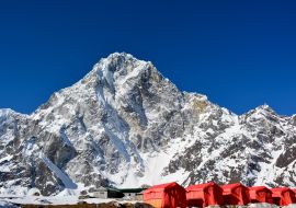 Lais Puzzle - Reihe der roten Zelte auf dem Weg vom Cho-La-Pass zum Everest-Basislager, Nepal. Prächtige Himalaya-Berge im Hintergrund - 1.000 Teile