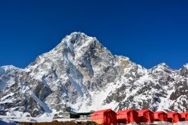 Lais Puzzle - Reihe der roten Zelte auf dem Weg vom Cho-La-Pass zum Everest-Basislager, Nepal. Prächtige Himalaya-Berge im Hintergrund - 2.000 Teile