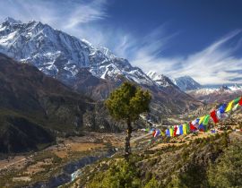 Lais Puzzle - Landschaftsansicht des Annapurna 3 Peak (7555 m) im Himalaya-Gebirge und buddhistische Gebetsfahnen auf der Annapurna Circuit Trekking Route in Nepal - 40, 100, 200, 500, 1.000 & 2.000 Teile
