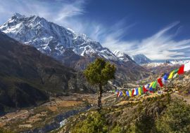 Lais Puzzle - Landschaftsansicht des Annapurna 3 Peak (7555 m) im Himalaya-Gebirge und buddhistische Gebetsfahnen auf der Annapurna Circuit Trekking Route in Nepal - 1.000 Teile