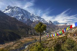 Lais Puzzle - Landschaftsansicht des Annapurna 3 Peak (7555 m) im Himalaya-Gebirge und buddhistische Gebetsfahnen auf der Annapurna Circuit Trekking Route in Nepal - 2.000 Teile