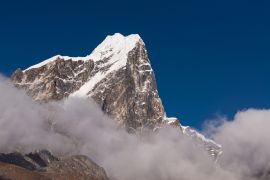 Lais Puzzle - Der Taboche-Gipfel über den Wolken, Blick vom Dorf Dingboche auf der Everest-Basislager-Trekkingroute, Himalaya-Gebirge in Nepal - 2.000 Teile