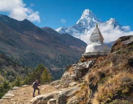 Lais Puzzle - Ein Mädchen beim Trekking zur Buddha-Stupa mit Blick auf den Gipfel der Ama Dablam in Nepal - 40, 100, 200, 500, 1.000 & 2.000 Teile