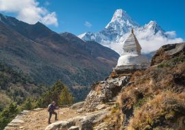 Lais Puzzle - Ein Mädchen beim Trekking zur Buddha-Stupa mit Blick auf den Gipfel der Ama Dablam in Nepal - 1.000 Teile