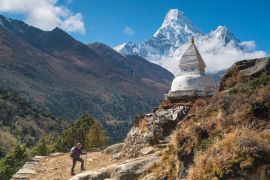 Lais Puzzle - Ein Mädchen beim Trekking zur Buddha-Stupa mit Blick auf den Gipfel der Ama Dablam in Nepal - 2.000 Teile